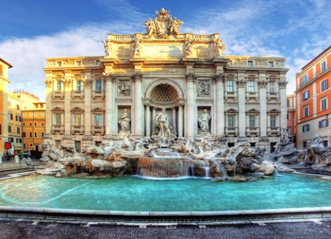 A Fontana di Trevi é a maior fonte barroca da Itália, tem 26 metros de altura e 20 metros de largura. A lenda em torno da fonte é que se o visitante jogar quatro moedas em suas águas e formular um desejo, este será realizado / GB Imagem