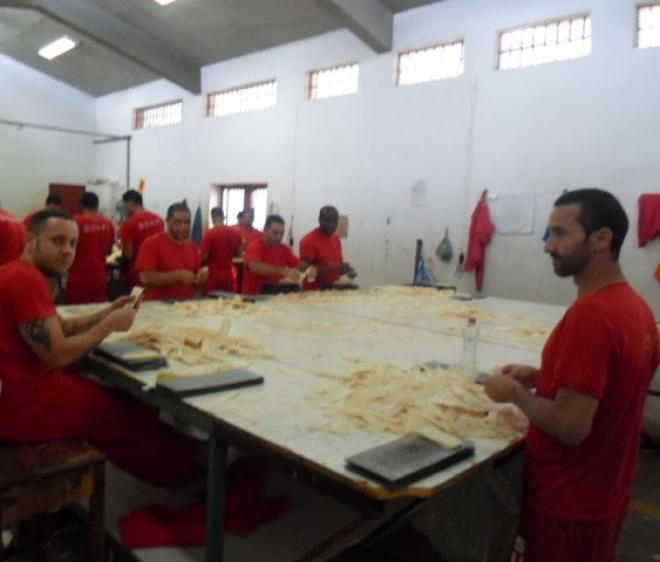 Duas empresas de cigarros de palha instalaram na unidade prisional parte da sua produção