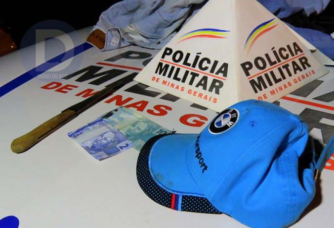 Com os criminosos foi apreendida a arma usada para render a vítima 