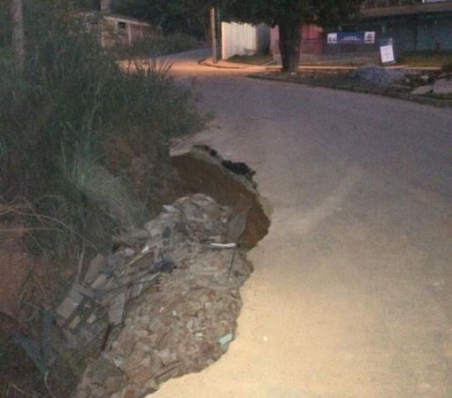 Buraco em cima da curva pode causar acidentes graves 