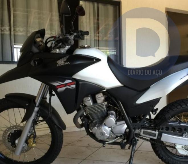 Além da moto roubada, os bandidos roubaram um celular de uma das vítimas