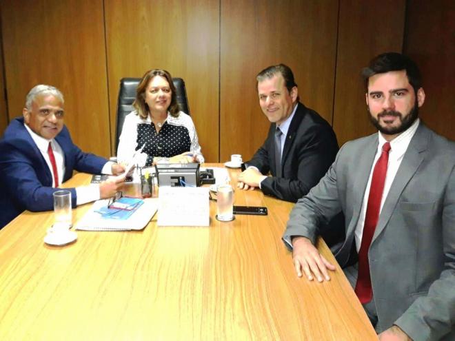 Maria do Socorro, o prefeito interino Nardyello, o deputado Leonardo Quintão e Daniel de Oliveira em Brasília