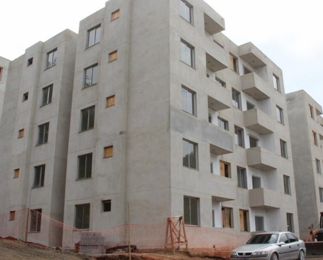 A obra no Bom Jardim inclui 14 blocos de apartamentos, dos quais, 20 em cada um deles. A área de cada moradia é de 45 metros quadrados