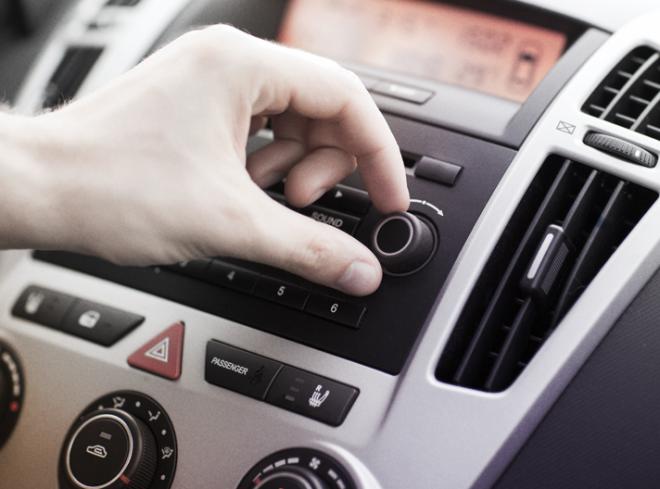 O volume do som dentro de um carro pode facilmente chegar a 100 decibéis