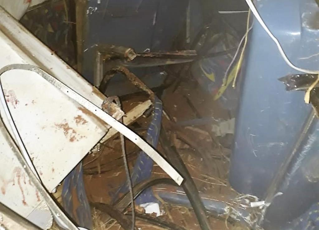 Destroços do coletivo usado para transportar trabalhadores rurais no Vale do Jequitinhonha