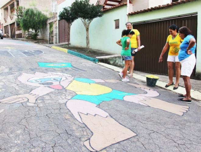 Moradores iniciaram a pintura da rua por meio de mutirão que deve dar ainda mais cor para a via pública
