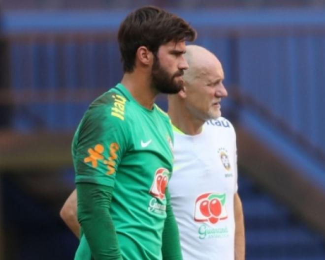 Alisson e Taffarel durante treino da seleção na Granja Comary