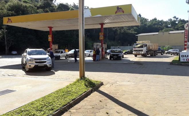 Motoristas que não encontraram combustíveis em Timóteo foram para o distrito de Cava Grande abastecer 