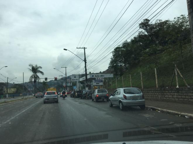 Fila de carros para abastecer, nas proximidades de posto em Coronel Fabriciano, na manha dessa sexta-feira 
