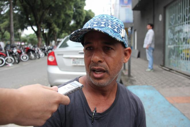 Tem que fazer (a paralisação) sim. Pelo menos o governo toma uma decisão para favorecer o povo, porque eles só ficam fazendo hora com a cara de muita gente. E em época de eleição, eles ficam batendo na porta da nossa casa pedindo voto e depois disso todo mundo some. Ninguém aparece para nos ajudar. Eu já estou sem botijão de gás na minha casa porque me pegou desprevenido. Agora tenho que cozinhar com fogão a lenha. Em relação ao combustível, só tenho R$ 70 de gasolina para rodar por enquanto”.  Maurílio Nogueira Rodrigues, de 50 anos, vendedor