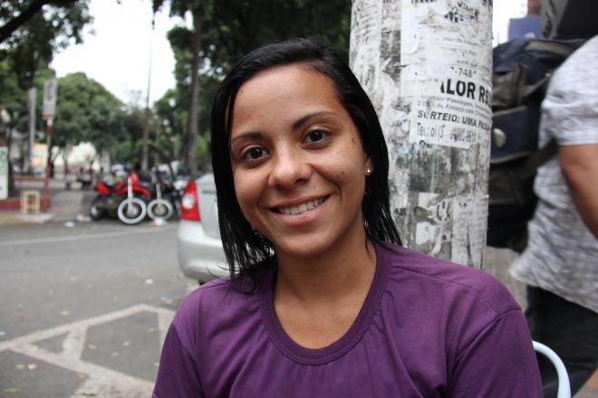 Eu concordo plenamente porque a situação do Brasil hoje é uma vergonha para o governo desse país. A gente paga um imposto caro. Todo dia é uma luta. Eu que sou vendedora e trabalho na rua sei muito bem como que é difícil viver nesse país. Por isso eu apoio a paralisação dos caminhoneiros. Na minha casa já não tem gás de cozinha para fazer comida, mas mesmo assim, quero que eles continuem com o movimento”.   Daniele Santos Oliveira, de 19 anos, vendedora. 
