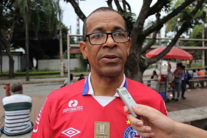 Eu apoio essa paralisação. Tudo que é a favor da comunidade, eu apoio. E tem que abaixar o preço do combustível mesmo porque é um absurdo o valor atual, sendo que é produzido aqui no país e a matéria-prima também é daqui. E por enquanto não está faltando nada para mim. Posso aguentar um mês tranquilo ainda”.    Jorge Luiz Soares, de 53 anos, fiscal