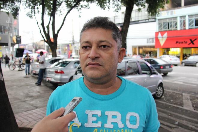 Eu acho que eles estão fazendo a coisa certa, porque se não parar, não acontece nada. Pode perceber que foi só os caminhoneiros fazerem o bloqueio nas estradas que o Brasil parou de vez. Se fosse qualquer outra categoria que parasse, não iria resolver em nada. Eles parando, aí resolve o problema, porque só assim para tirar esses corruptos que estão no poder. E todo mundo tem que apoiar. Então tem que manter o bloqueio até diminuir o preço do combustível. Eu, como trabalho com táxi, vou ter que parar de rodar por esses dias.  Geraldo Severino da Silva, de 50 anos, taxista