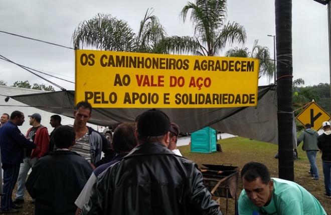 Caminhoneiros utilizam faixas em tendas e nos caminhões com frases de protesto