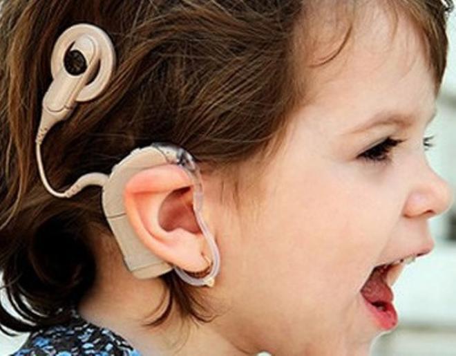 Muitos só buscam tratamento para o problema de audição dos filhos quando outros sintomas começam a surgir