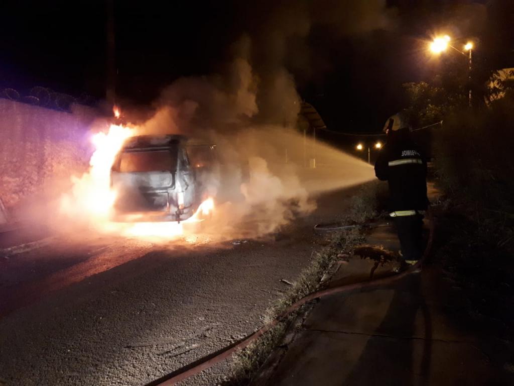 Kombi foi totalmente consumida pelas chamas