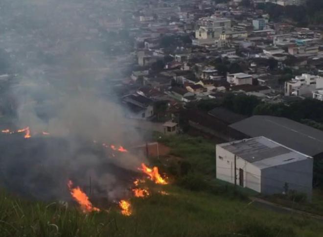 Fogo atingiu encosta do bairro Alto Giovannini, em Coronel Fabriciano