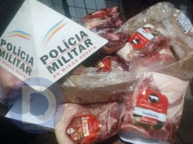 As peças de carne foram furtadas de um caminhão-frigorífico, durante uma entrega