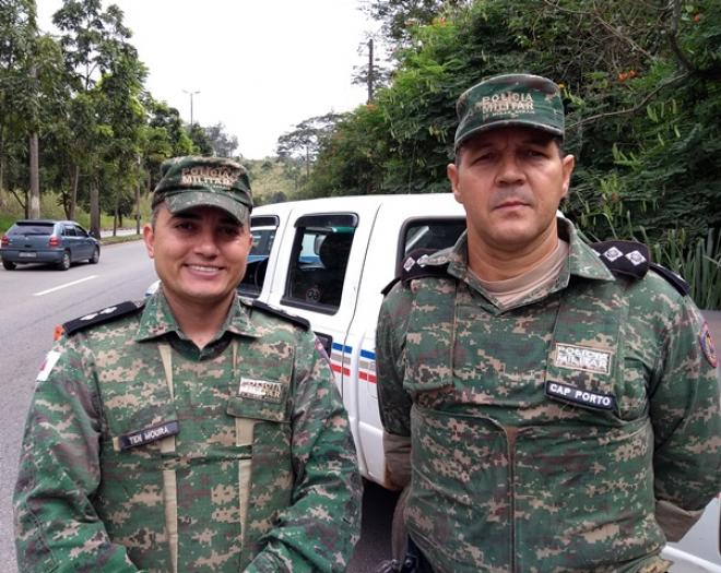Capitão Átila Porto (D), ao lado do tenente Moura, assumiu o comando da 12ª Companhia de Meio Ambiente