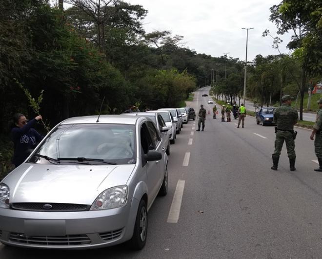 Os motoristas foram parados nesta terça-feira e receberam mudas de árvores e orientações