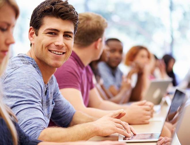 Quem está fora do mercado, quer dar continuidade na área de formação ou tentar uma nova carreira pode contar com iniciativas de apoio para retomar os estudos, atualizar o currículo e conquistar melhores oportunidades