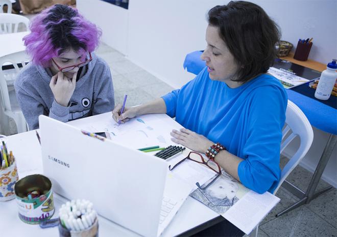 A designer Fernanda La Noce (à direita) ministra a oficina