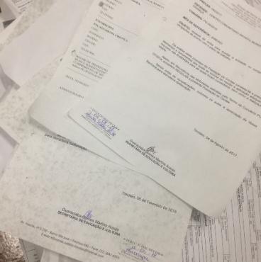 A Polícia Militar registrou ocorrência dos documentos oficiais espalhados na avenida Acesita