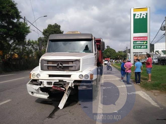 Este Mercedes-Benz puxava uma carreta com 26 toneladas de munha de carvão e se envolveu no acidente
