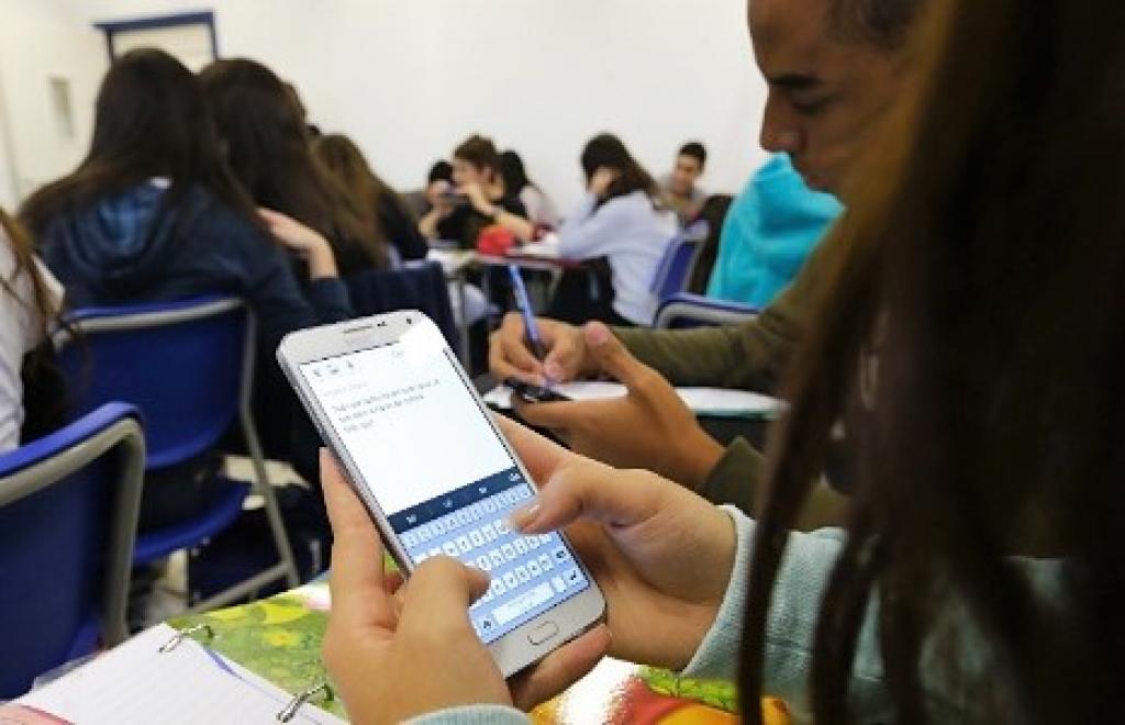 Lei Que Proibe Uso De Celular Nas Escolas