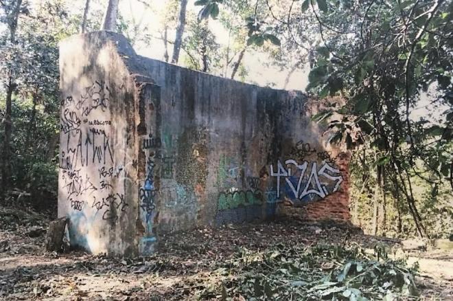 Ruínas da antiga estação fica no meio de um matagal, entre os bairros Cariru e Castelo
