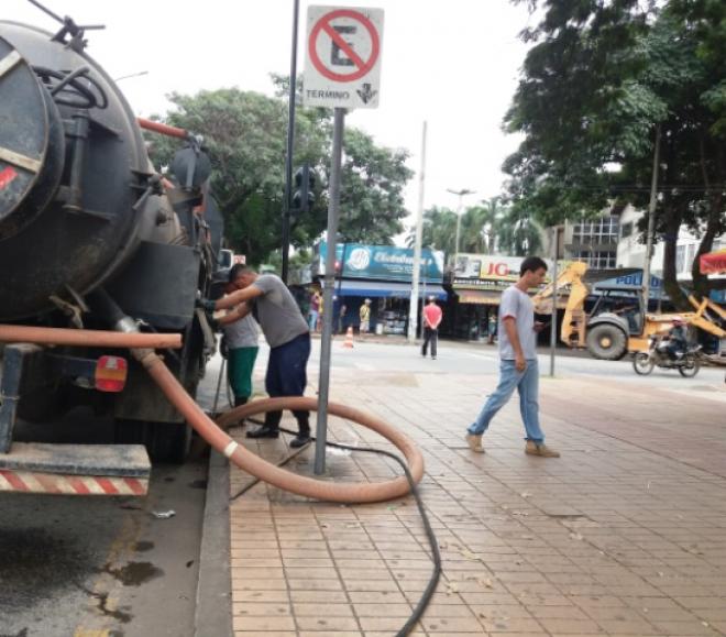 Máquinas são usadas na reconstituição das partes danificadas do passeio