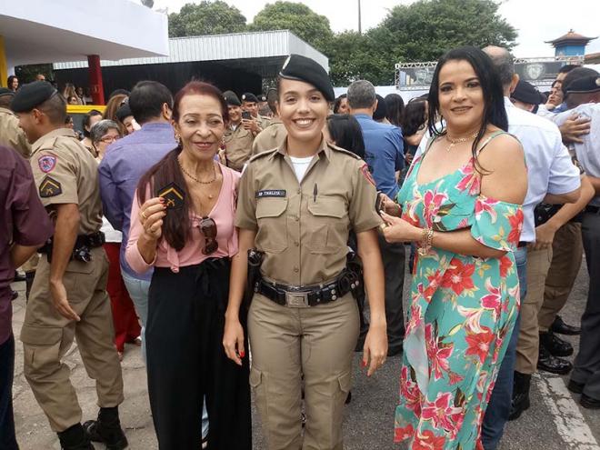  A segunda colocada no curso, Soldado Thalita Evangelista, acompanhada dos familiares