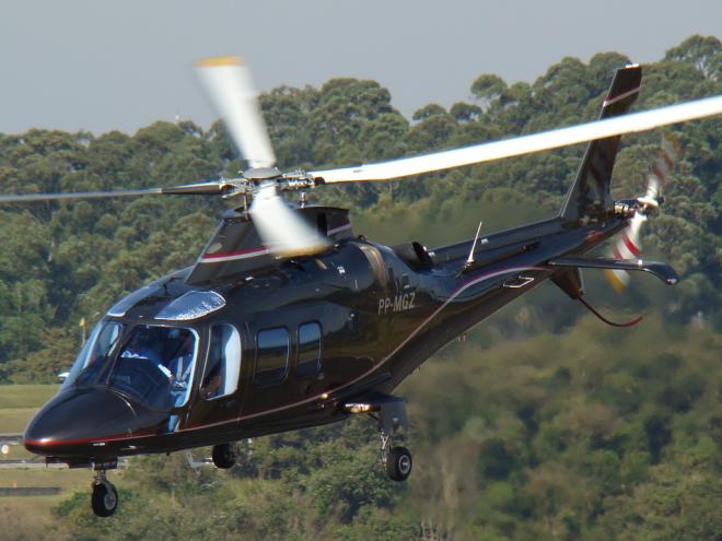 Agusta, modelo A 109S: velocidade máxima de 285 km/h, autonomia de 932 quilômetros de voo, capacidade para oito passageiros e mede 13 metros de comprimento e pesa 1.590 quilos.