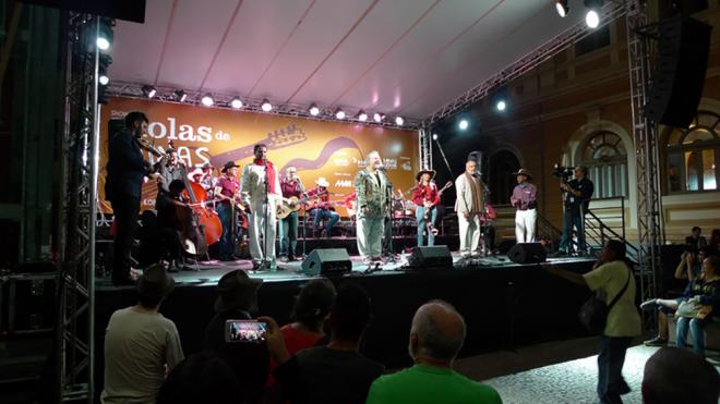 O público se encantou com o show na Praça da Liberdade