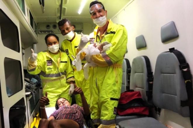 Uma equipe de socorro da Via 040 fez o  parto não planejado logo pela manhã da segunda-feira (18)