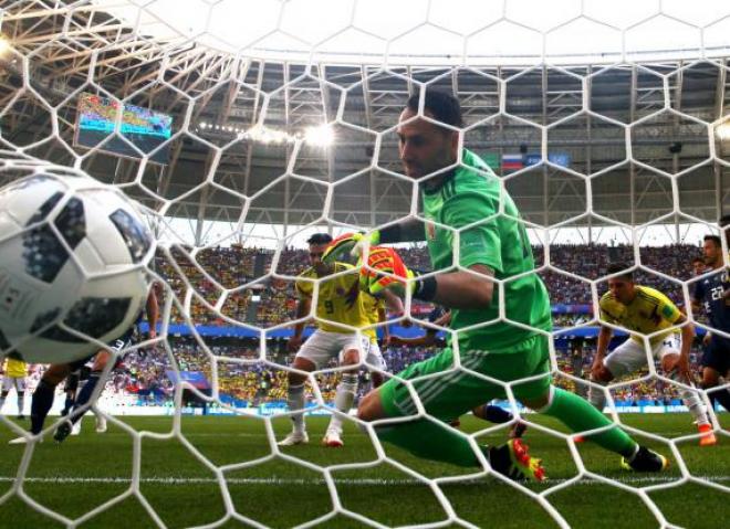 pós cobrança de escanteio, Osako ganhou de cabeça, Ospina saiu mal do gol e a bola entrou: 2x1