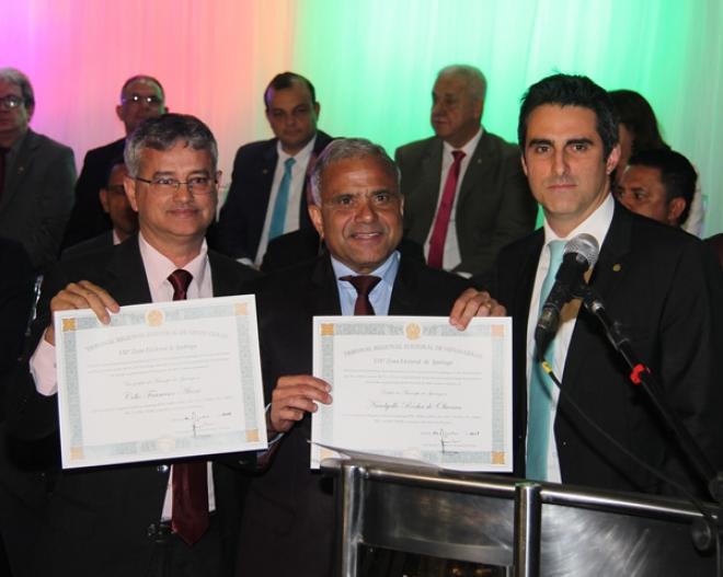 Ao lado do juiz Thiago Gandra, eleitos na eleição extemporânea, Célio e Nardyello exibem os diplomas concedidos pela Justiça Eleitoral