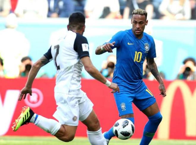 Em contra-ataque rápido, Casemiro tocou para Douglas Costa, que centrou para o camisa 10 do Brasil ampliar o placar