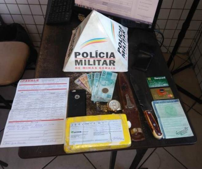 Os policiais apreenderam uma barra de 1 quilo de cocaína prensada