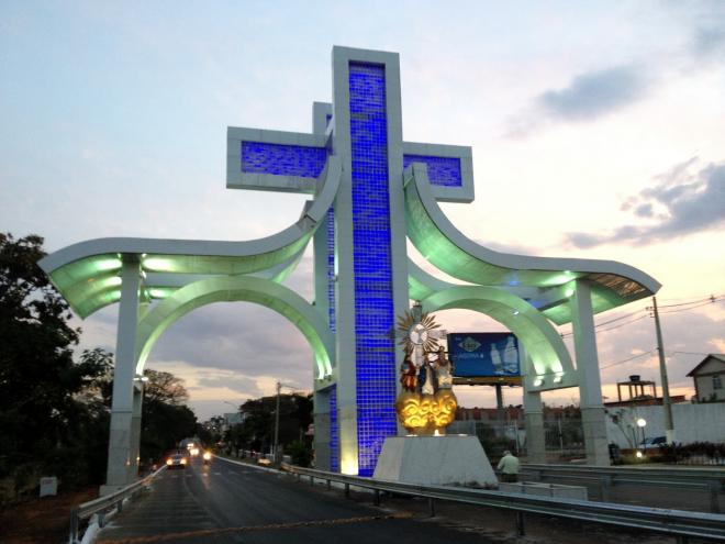 Portal na entrada de Trindade, Goiás