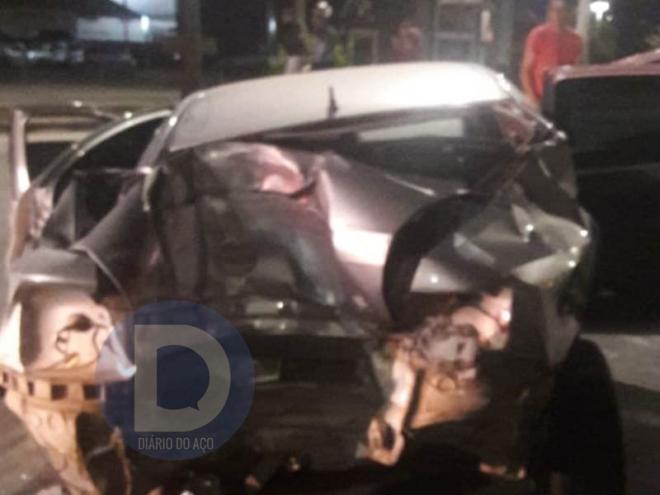 O carro ficou muito danificado, principalmente a traseira, após rodar na pista