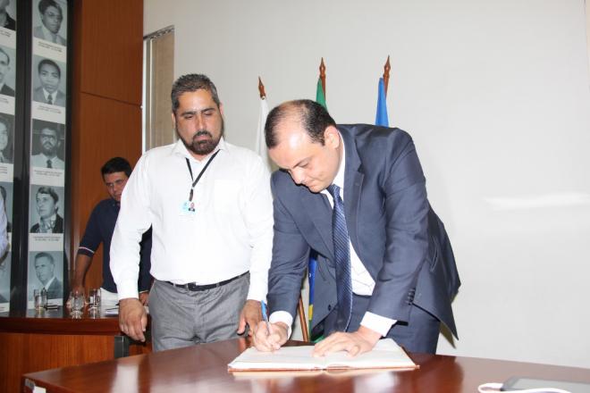 Após vencer a eleição, Jadson Heleno assinou o termo de posse para presidente da Câmara de Vereadores