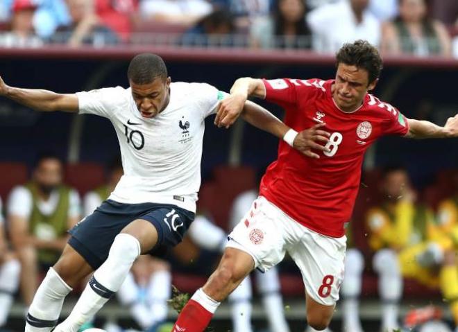 A França entrou com vários reservas em campo, mas começou o jogo buscando a vitória