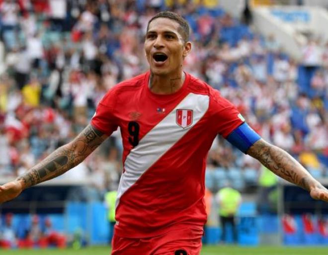 O artilheiro Paolo Guerrero, após uma tabela de Cueva e Trauco, recebe a bola na área e faz o segundo gol do Peru