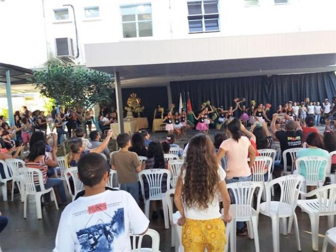 A escola tem cerca de 120 funcionários e atende hoje cerca de 1.300 alunos