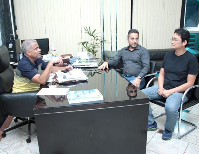 Alex Fernandes e Márcio Takeshi, diretor e vice-diretor do IFMG, com o prefeito Nardyello Rocha