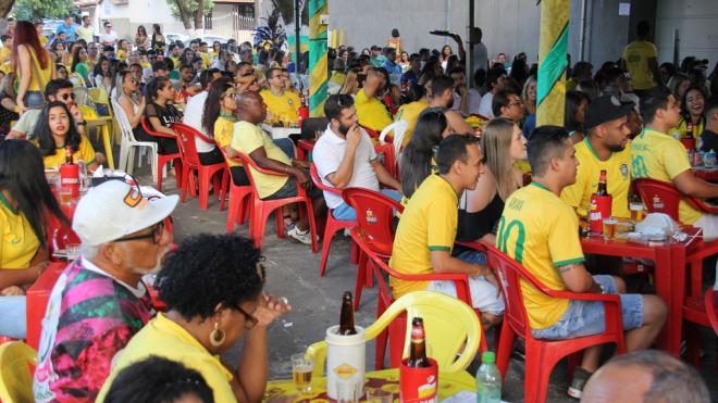 Torcedores, no bairro Bom Retiro, acompanharam o segundo tempo de Brasil x Sérvia 