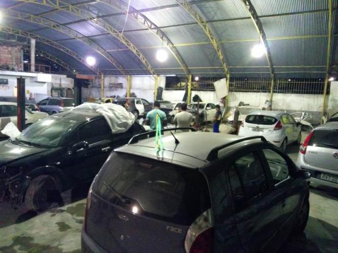 Várias partes do Corola, que seriam do veículo roubado, encontradas no local