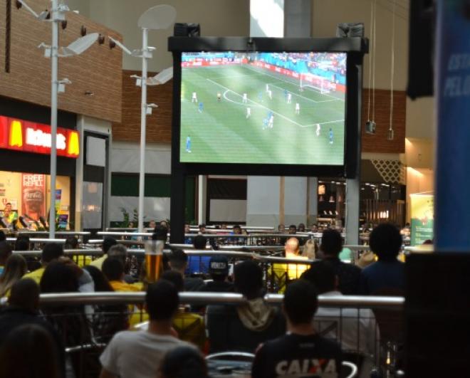 O jogo será transmitido em um telão instalado na praça de alimentação do centro de compras