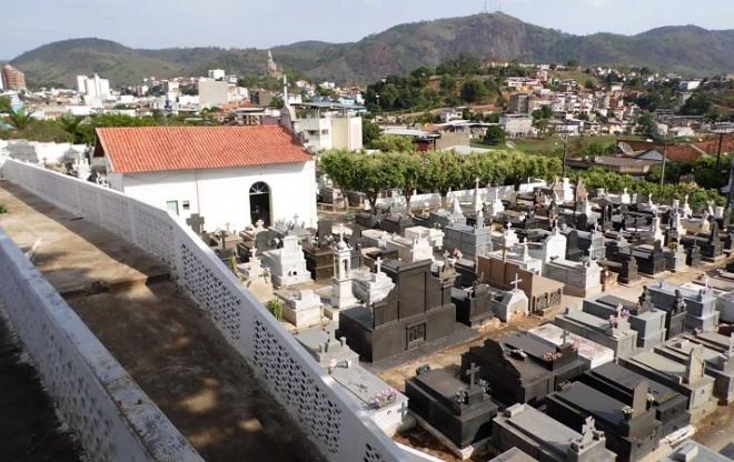 Mulher alegou em processo que ela e os irmãos precisaram fazer o enterro da mãe com os próprios meios, por causa da falta de funcionários da prefeitura 